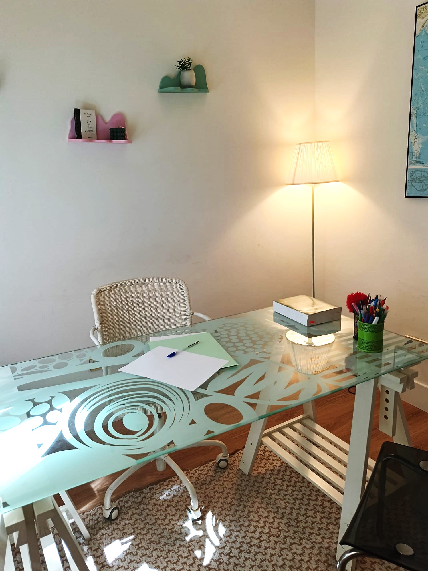 Mesa de trabajo para evaluaciones psicológicas y psicopedagógicas en aprenderT Chamberí, Madrid