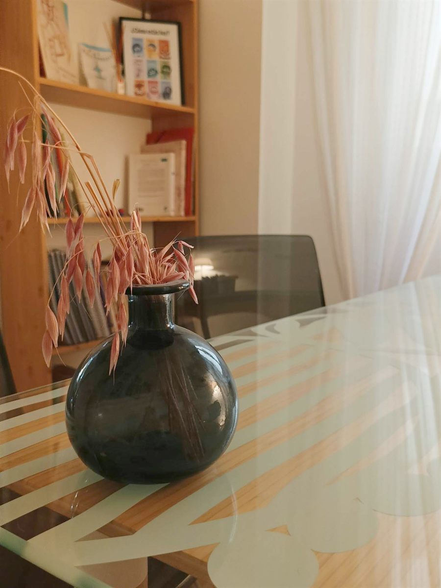 Jarrón con espigas sobre la mesa de un despacho de aprenderT