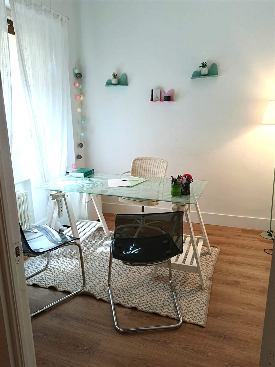 Despacho de aprenderT con mesa de cristal y baldas de colores, Chamberí