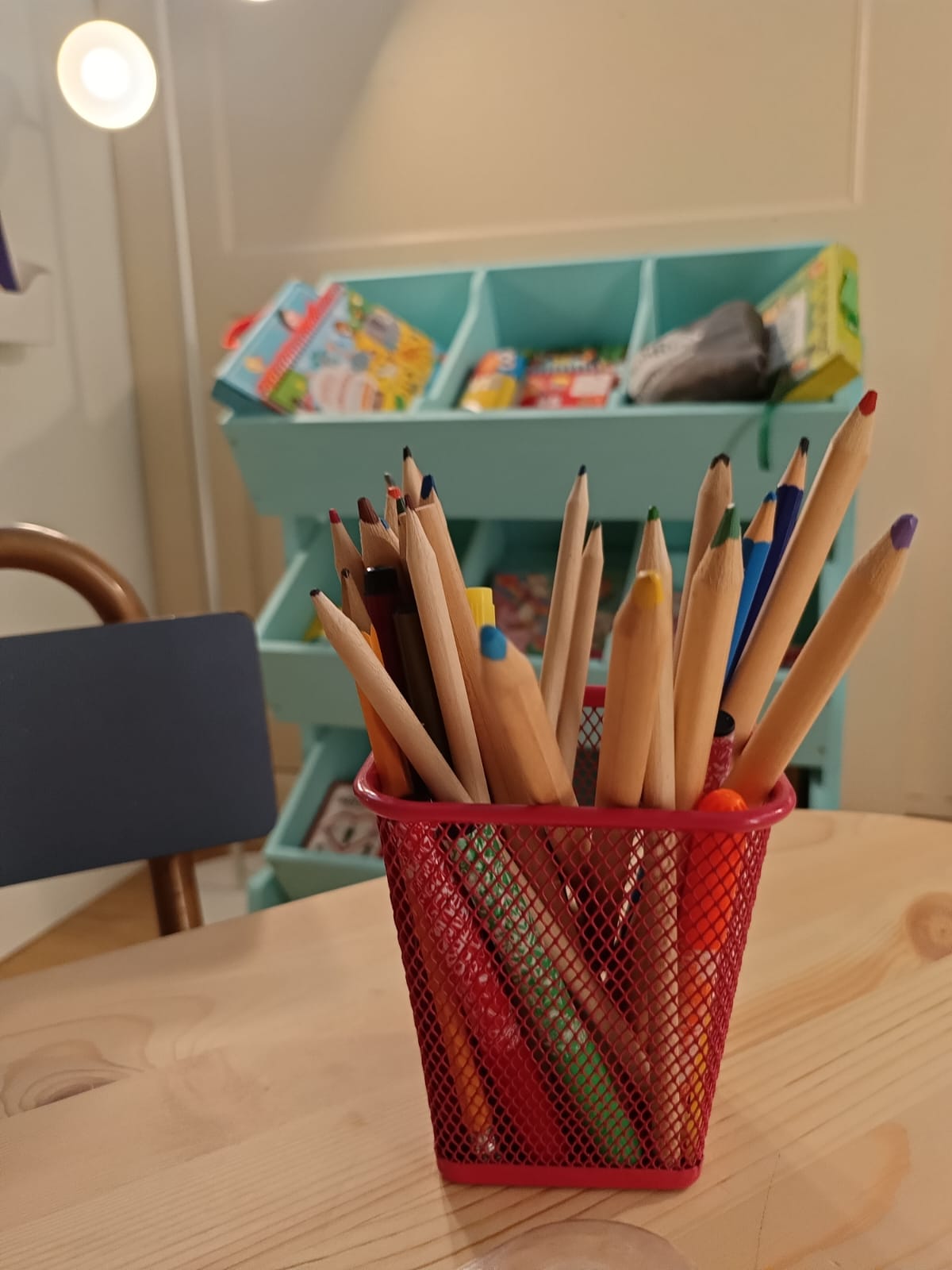Lápices de colores sobre la mesa infantil de aprenderT