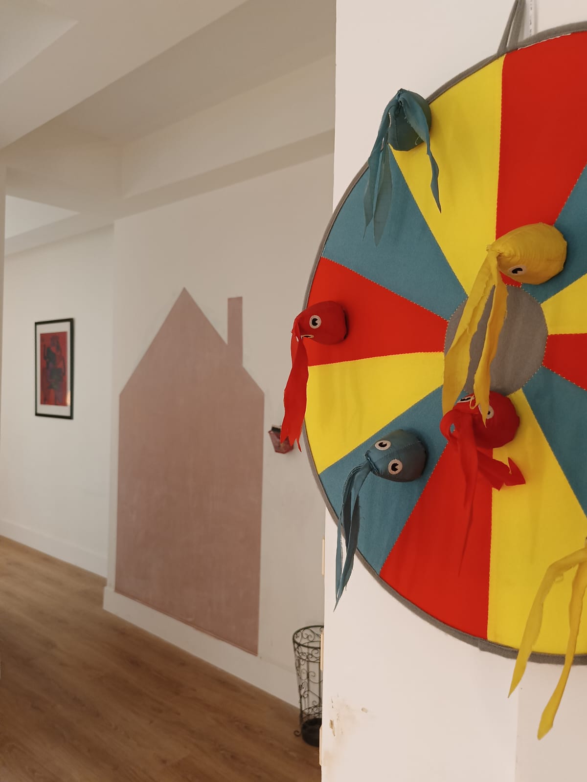 Pasillo de aprenderT con diana de pulpos de tela y casita dibujada en la pared