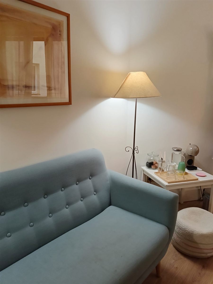 Rincón de espera para adultos con sofá y lámpara en aprenderT, Chamberí, Madrid