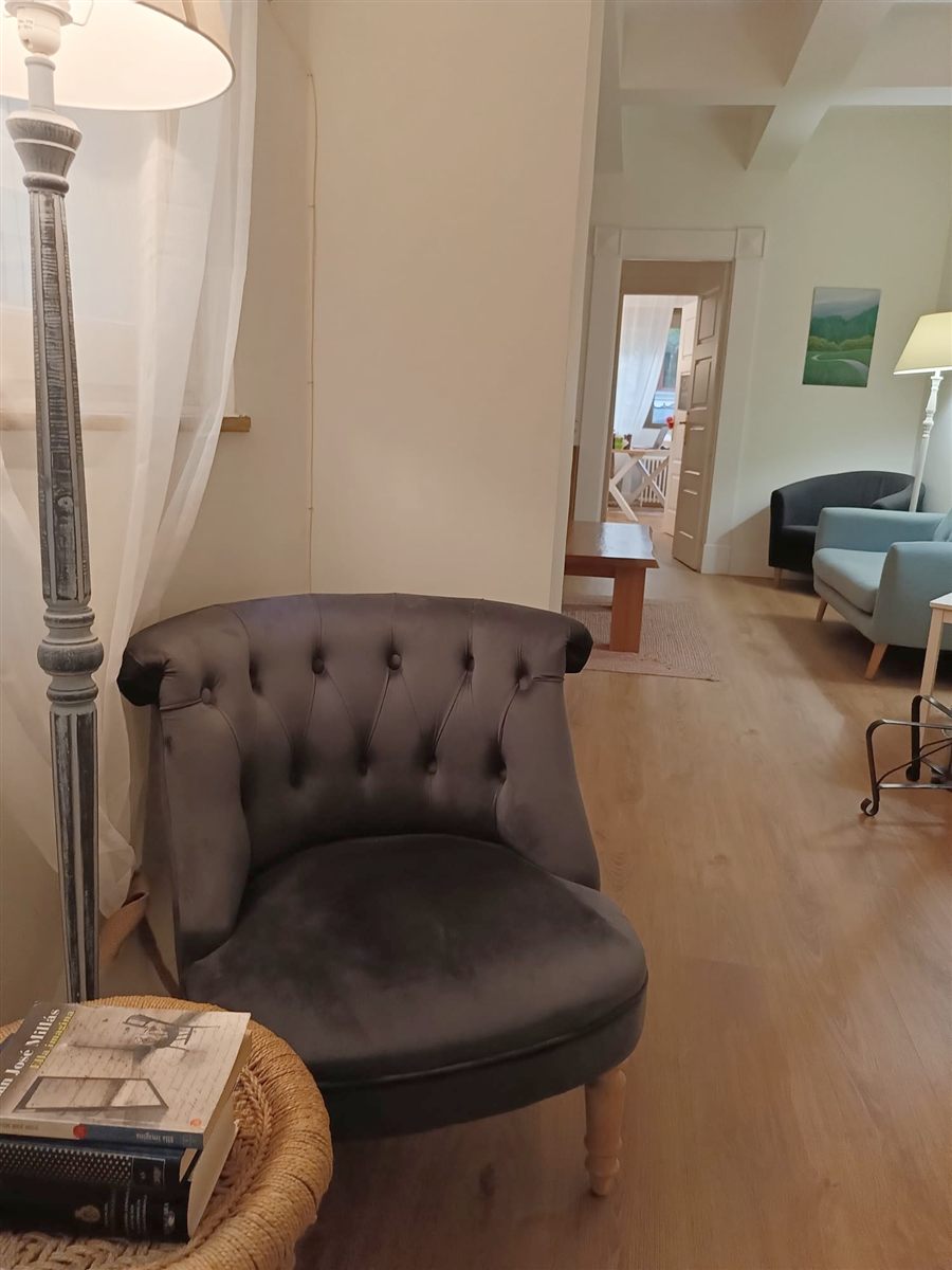 Rincón tranquilo con sillón, lámpara y libros en aprenderT Madrid