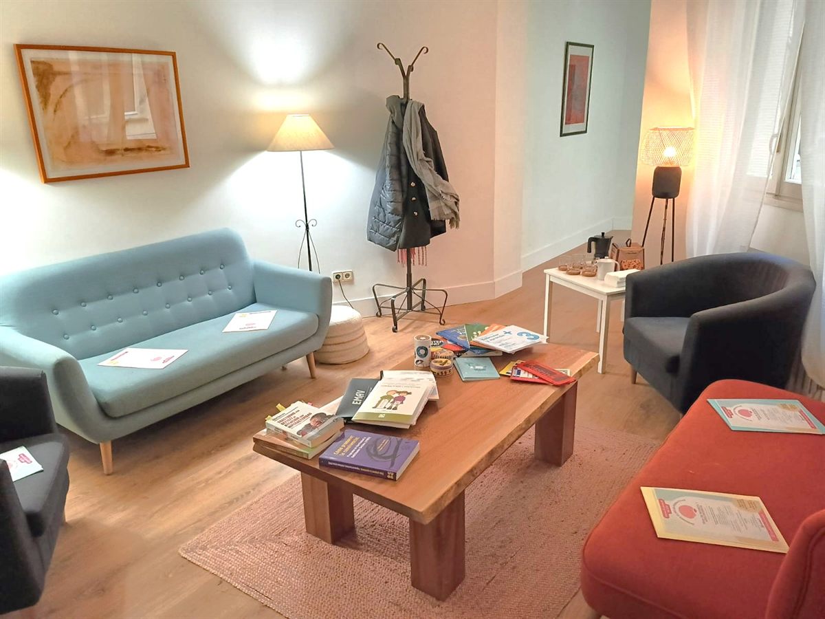 Sala de espera de aprenderT Psicología en Chamberí, Madrid
