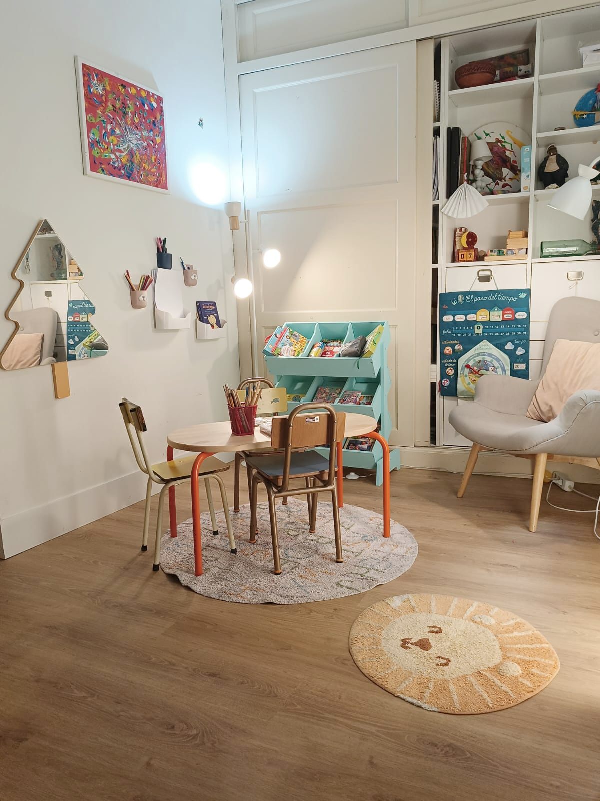 Sala infantil de aprenderT con mesita, lápices de colores y alfombra de león en Chamberí, Madrid