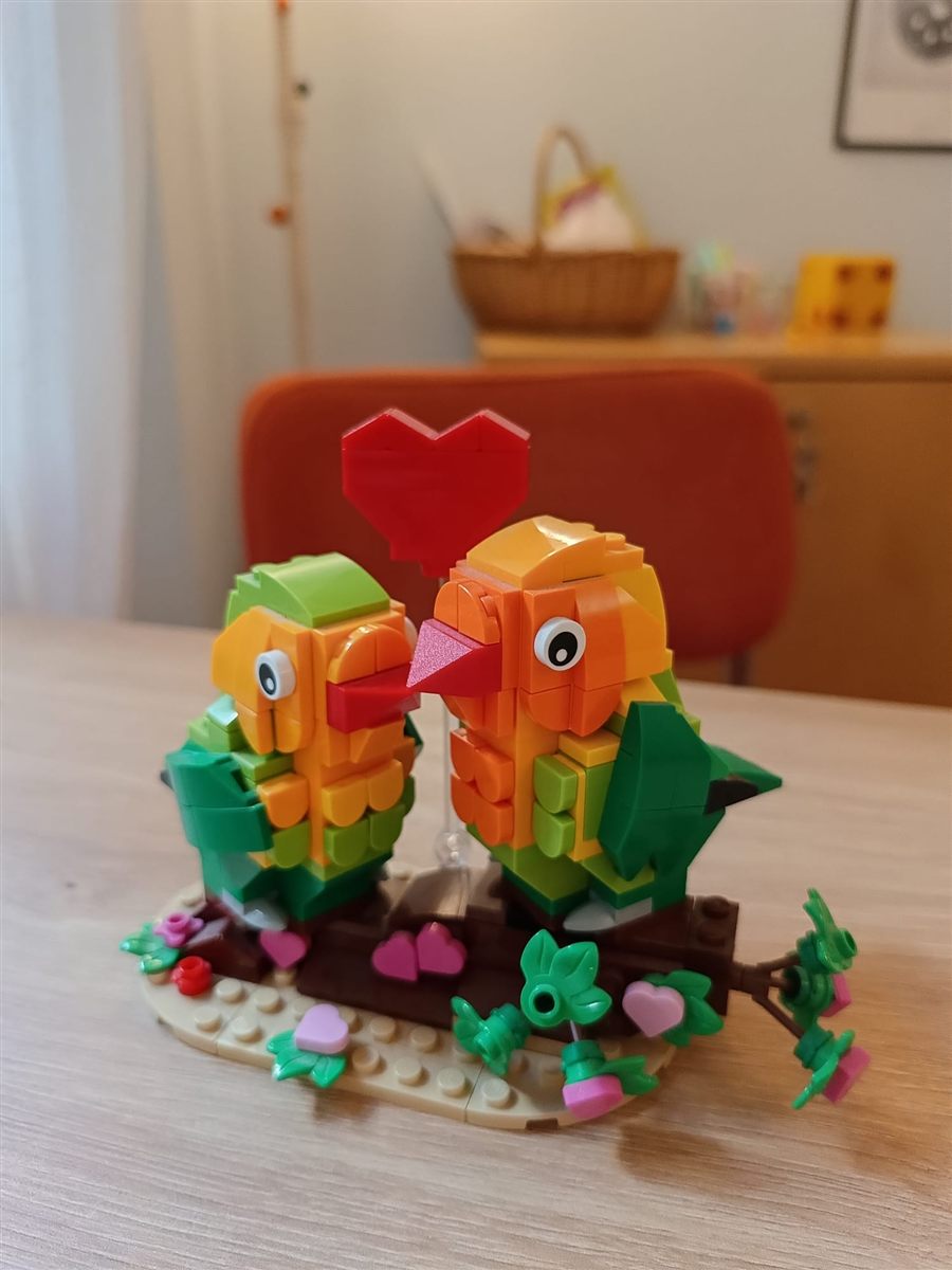 Pájaros de construcción con un corazón sobre la mesa de un despacho de aprenderT