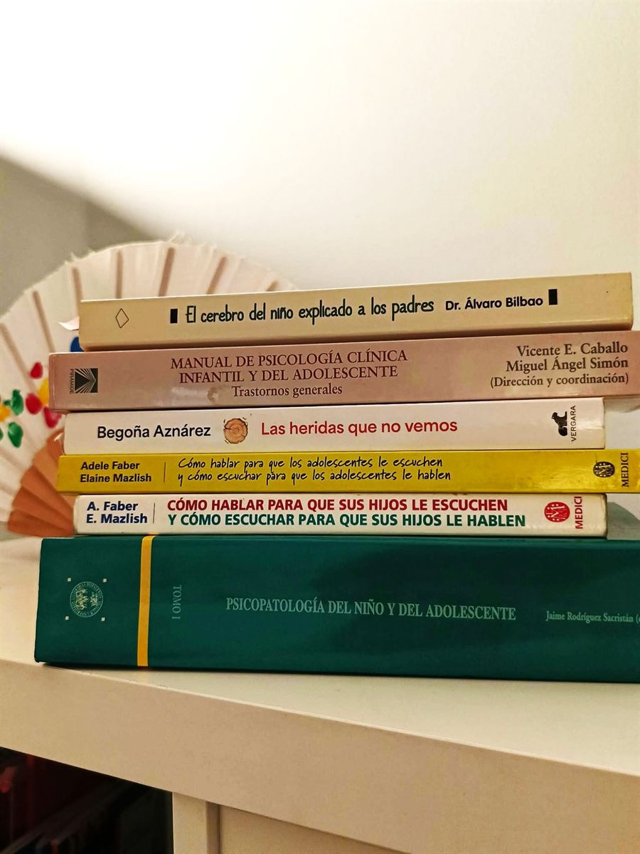 Libros de crianza y psicología infantil que usamos en los talleres para padres y madres de aprenderT