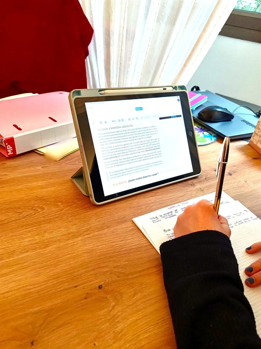 Estudiante de bachillerato organizando apuntes con tablet en aprenderT Madrid