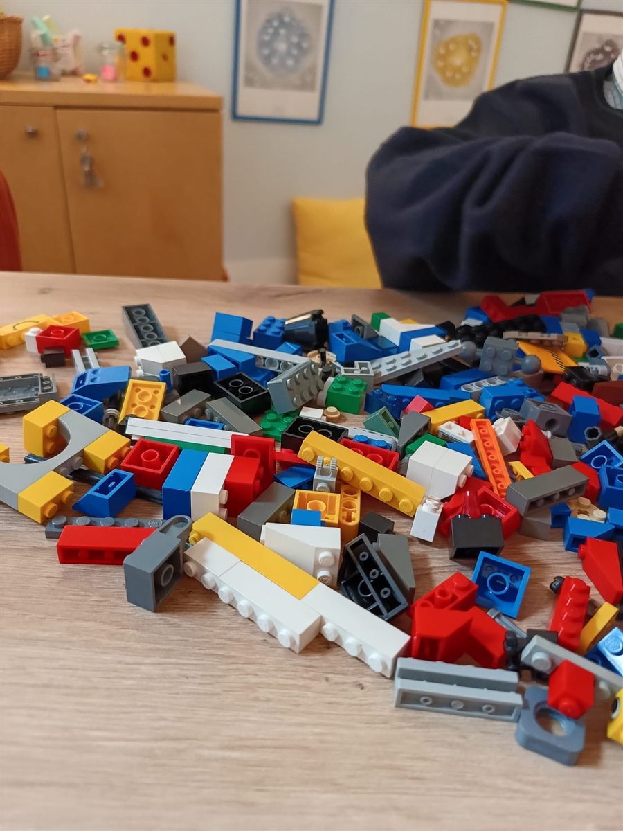 Piezas de construcción para trabajar habilidades en una sesión de aprenderT